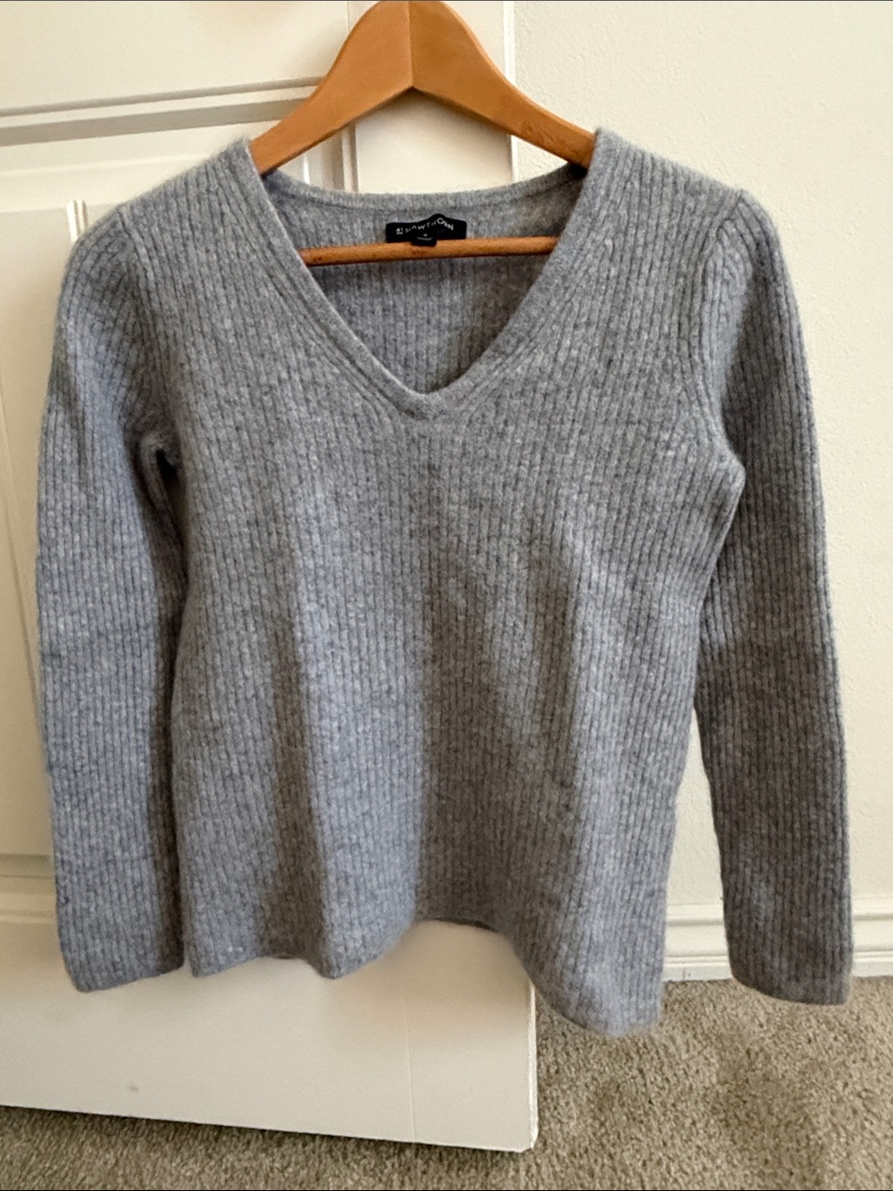41 Hawthorn V-Neck Ribbed 100% cashmere Sweater - Gray women’s size M